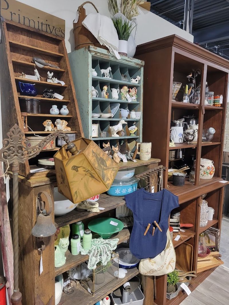 Vintage Pyrex and Glassware Hunters Will Lose Their Minds Here