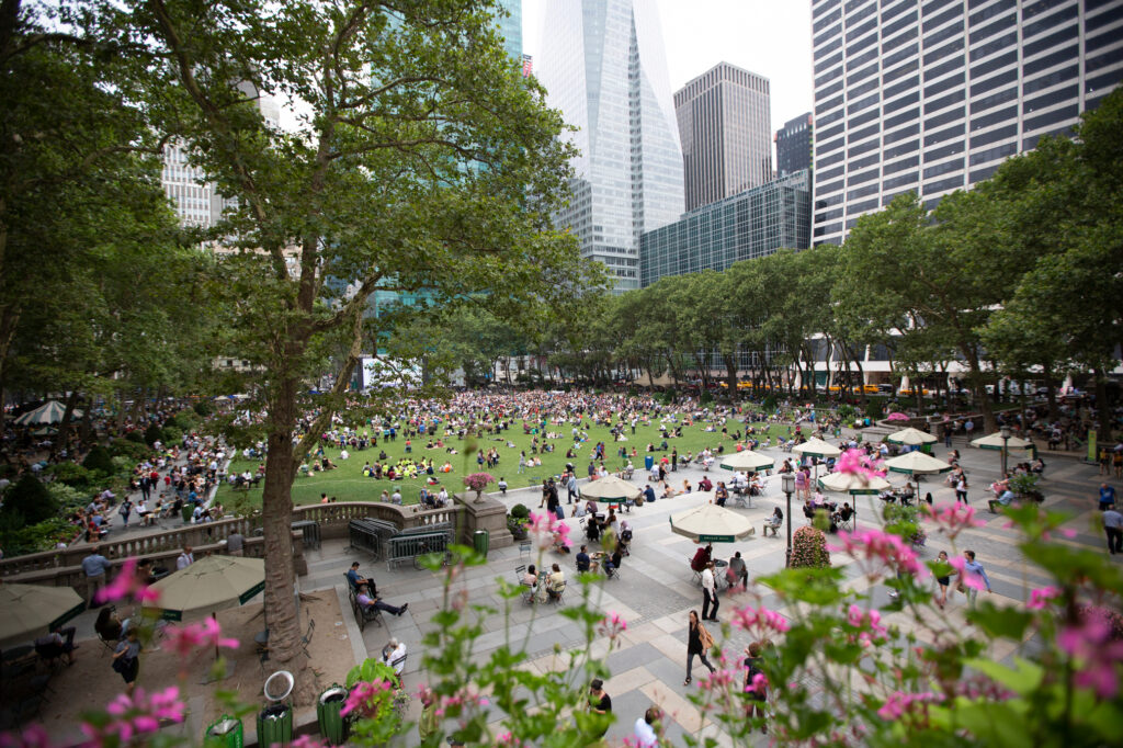 Picnic outside the NY Public Library in Bryant Park. c. Brittany Petronella / NYC Tourism + Conventions