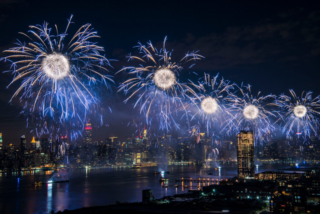 Macy's 4th July Fireworks over New York's East River. c. Julienne Schaer / NYC Tourism + Conventions