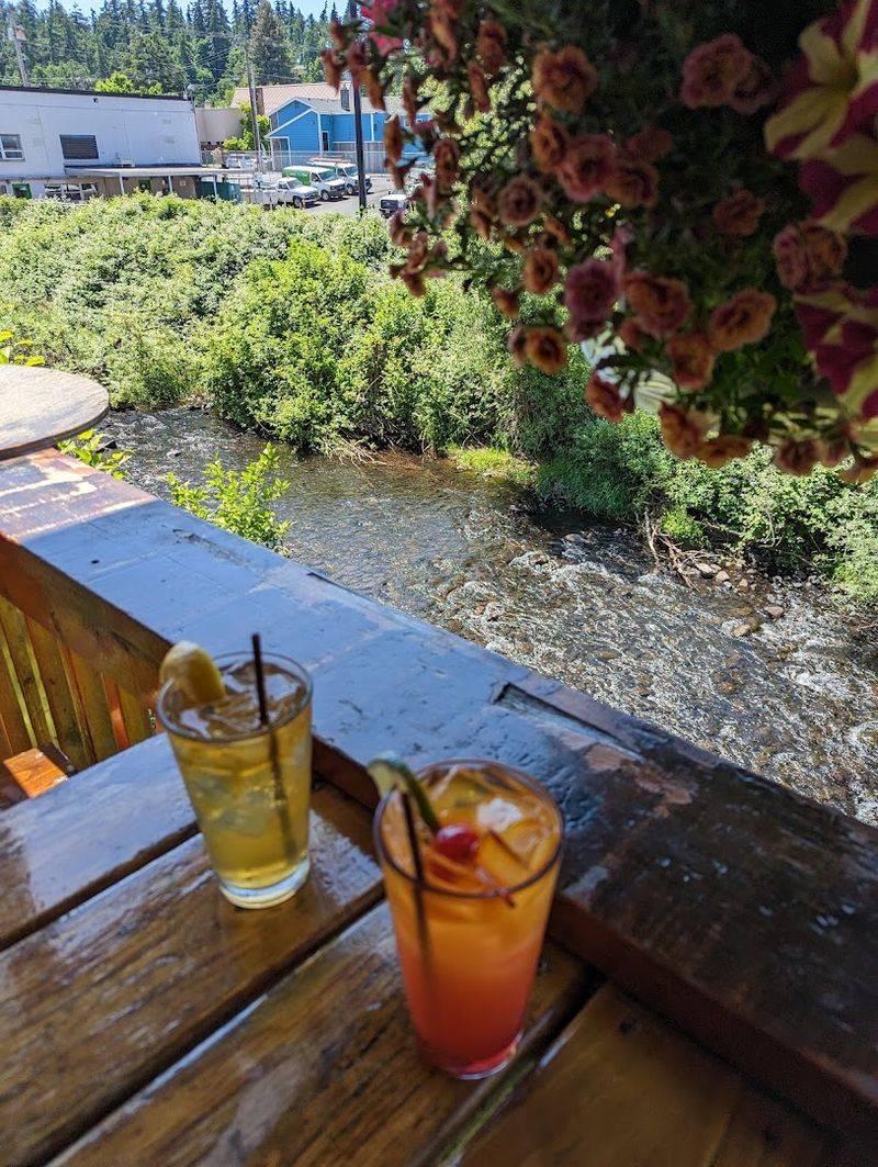 A Creek-Side Setting That Steals the Show