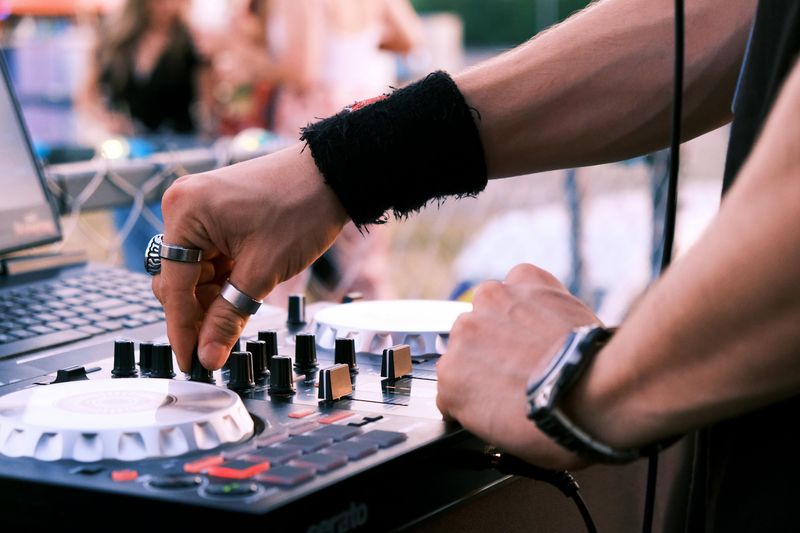 A DJ That Actually Sets the Mood Right A DJ That Actually Sets the Mood Right