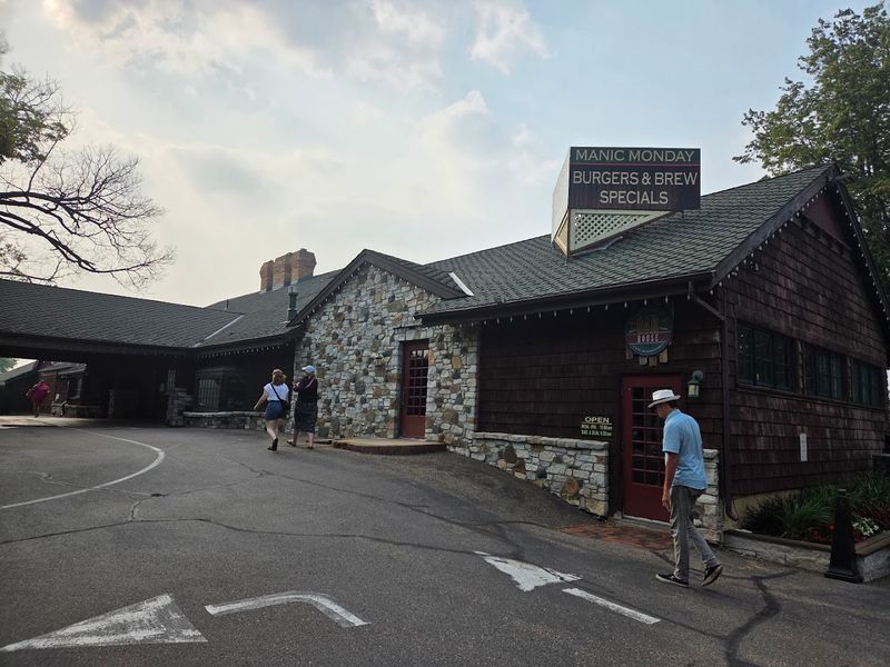 A Lodge That Feels Like It Belongs on the Lake