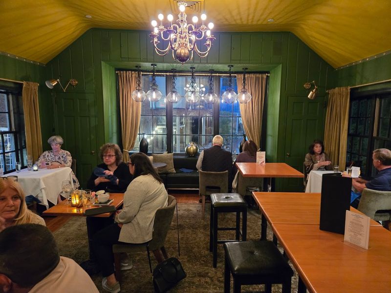 A Space That Welcomes Walk-Ins at the Bar