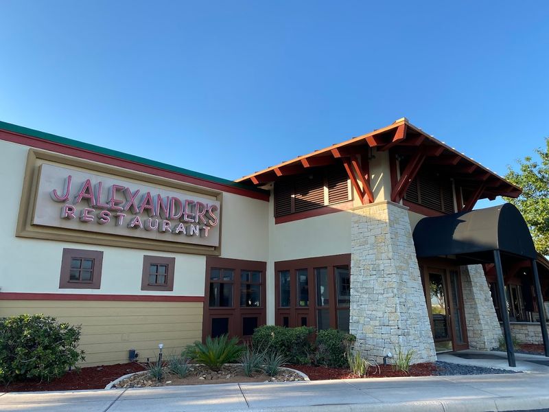 A Spot That Feels Like It Was Built for Good Meals