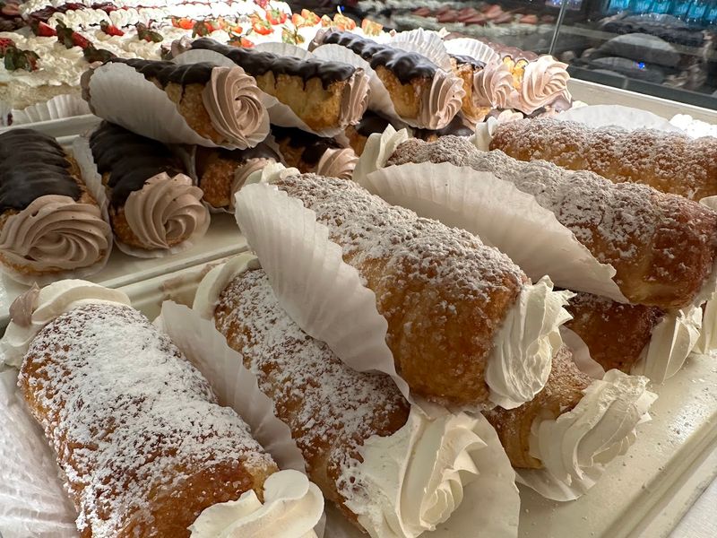 Cannoli Filled Fresh by the Hour