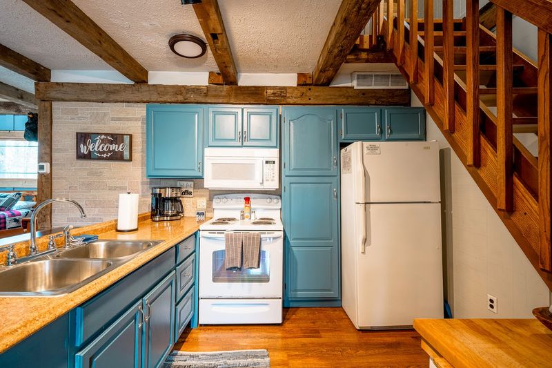 Come Stay In A Fully Loaded Log Cabin