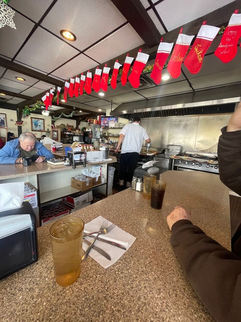 Counter Seats, Booths, and Old-School Atmosphere