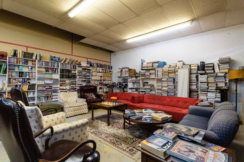 Cozy Corners and Quiet Nooks for Comfortable Browsing