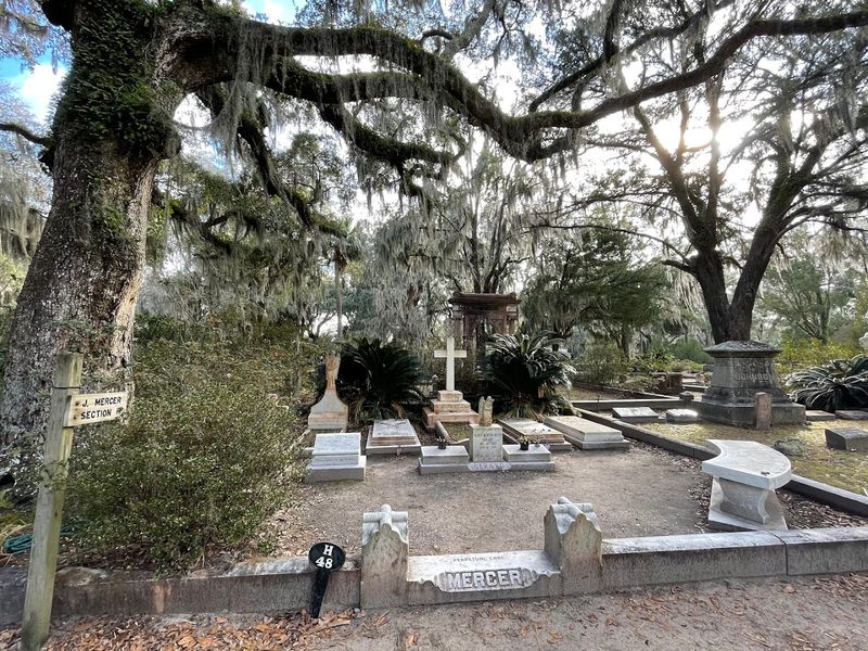 Famous Graves Do Not Make It Feel Lighter Famous Graves Do Not Make It Feel Lighter