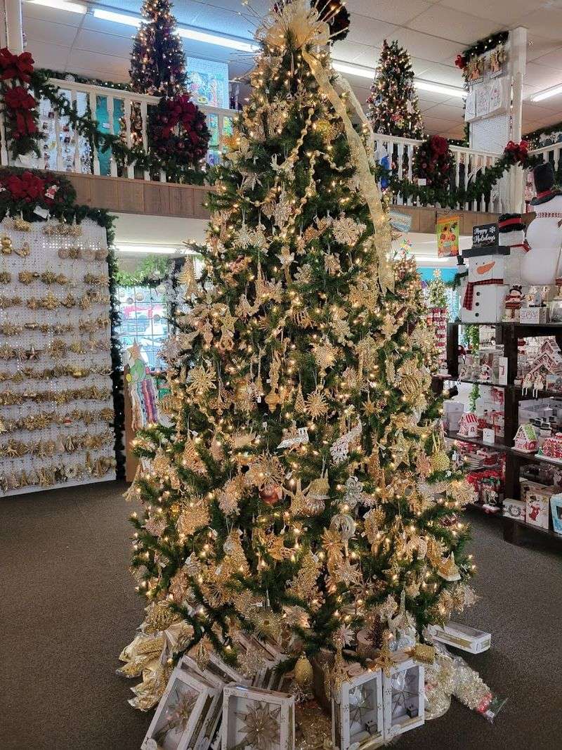 Fifty Themed Trees That Each Tell Their Own Story Fifty Themed Trees That Each Tell Their Own Story