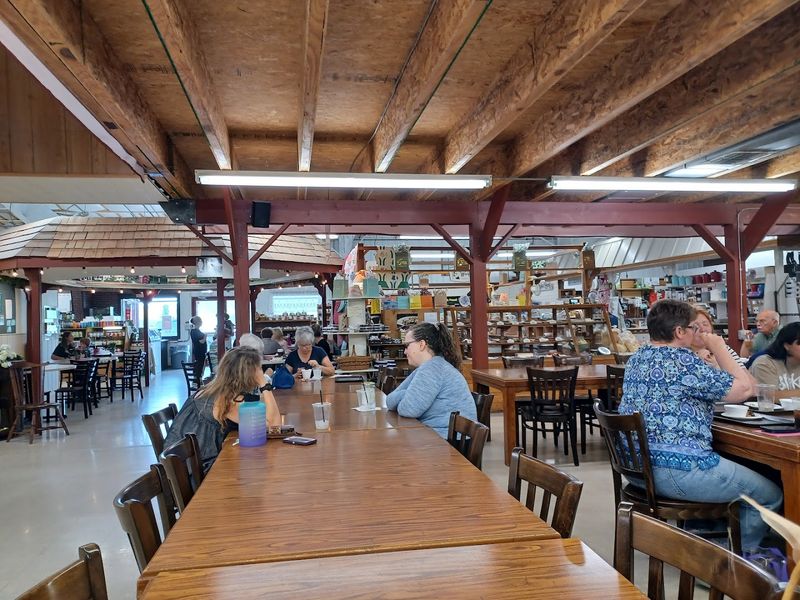Hank's BBQ, The Food Court, and Where Lunch Becomes an Event