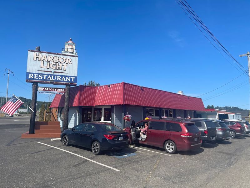 Harbor Light Restaurant, Reedsport, Oregon Harbor Light Restaurant, Reedsport, Oregon
