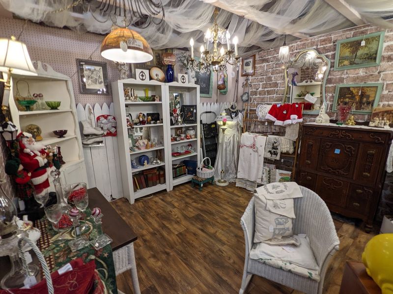 Hickory Tree Antique Mall Hickory Tree Antique Mall