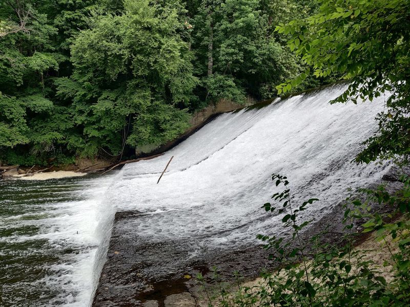 Hidden Waterfalls That Reward the Curious Hiker Hidden Waterfalls That Reward the Curious Hiker