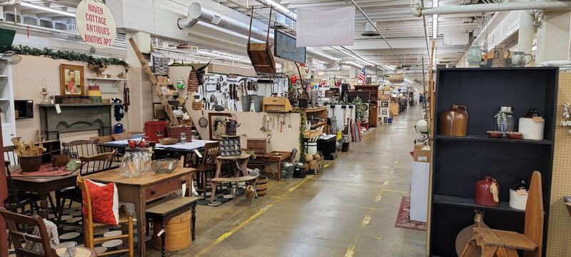 Hundreds of Independent Vendors Under One Roof