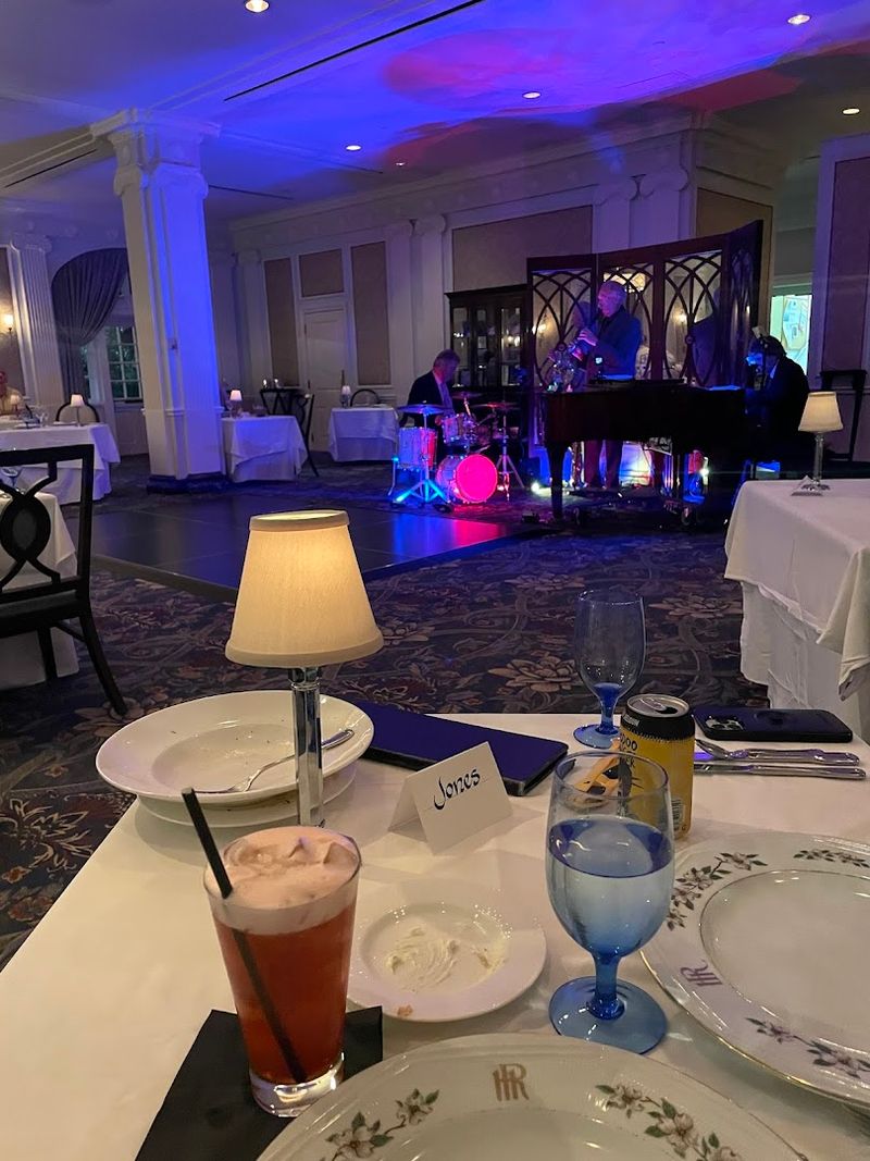 Live Jazz on Friday and Saturday Nights Turns Dinner Into an Event Live Jazz on Friday and Saturday Nights Turns Dinner Into an Event