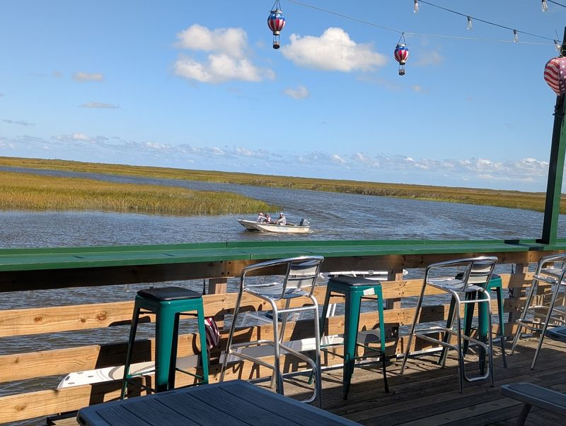 Marsh Views That Turn a Meal Into a Full Experience Marsh Views That Turn a Meal Into a Full Experience