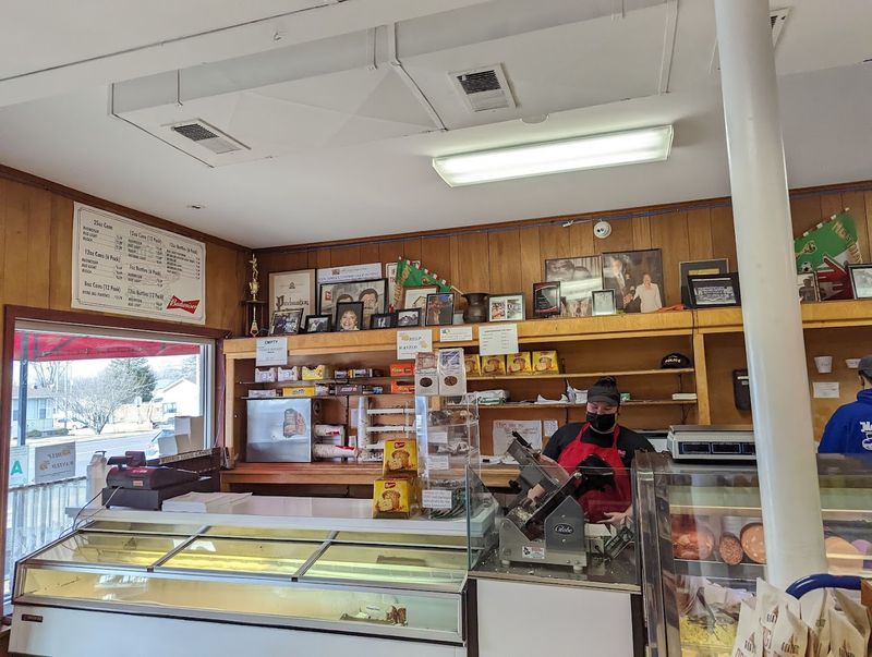 Mom's Deli - Hampton Avenue's Long-Standing Comfort Food Champion
