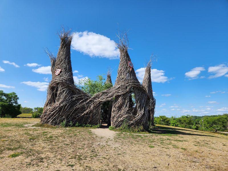 Outdoor Sculptures Woven Into the Natural Landscape Outdoor Sculptures Woven Into the Natural Landscape
