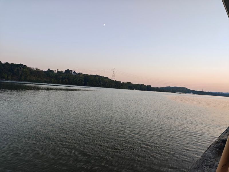 Panoramic River Views Come Free With Every Meal