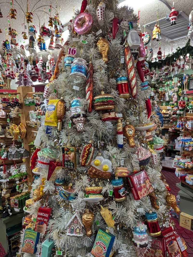 Planning Your Visit to Christmas Cottage in Lincoln City