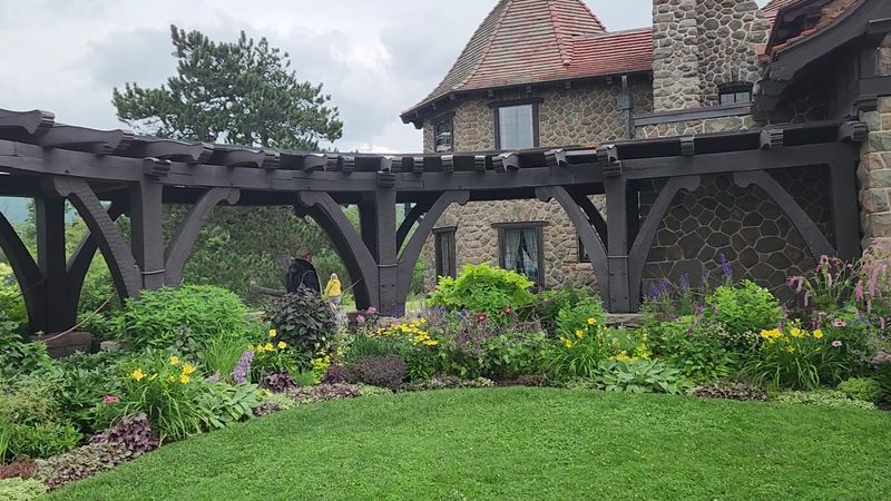 The Arts and Crafts Architecture That Blends Into the Mountain The Arts and Crafts Architecture That Blends Into the Mountain