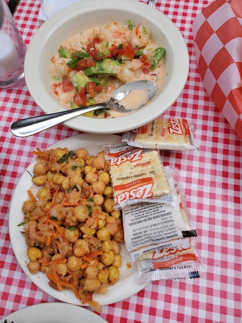 The Complimentary Chickpea Salad Is a Genuinely Lovely Touch The Complimentary Chickpea Salad Is a Genuinely Lovely Touch