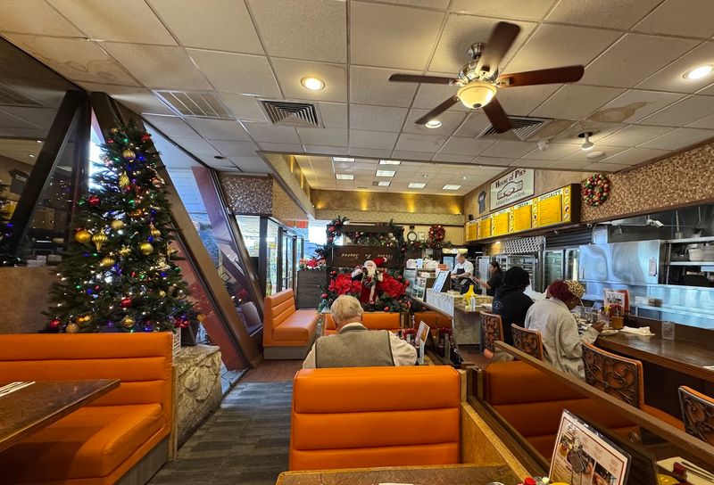 The Diner Atmosphere That Keeps People Coming Back
