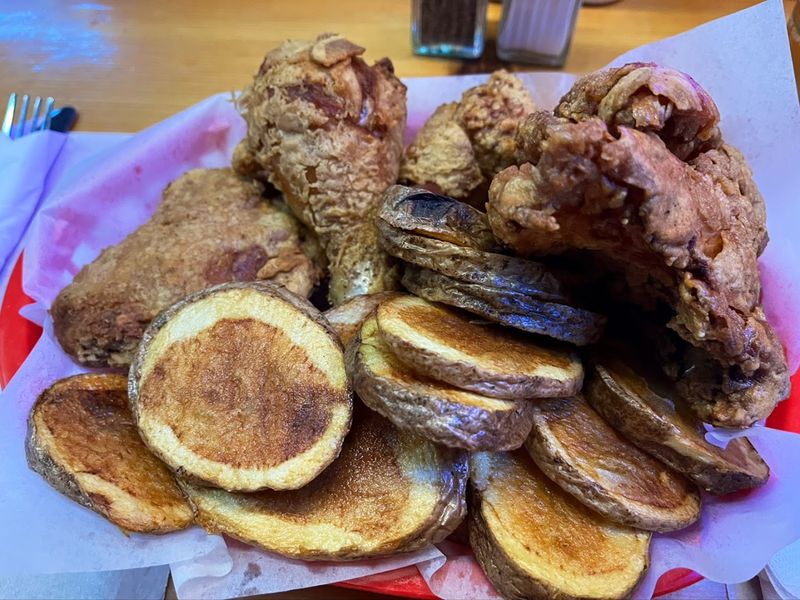 The Famous Broasted Chicken That Draws Crowds