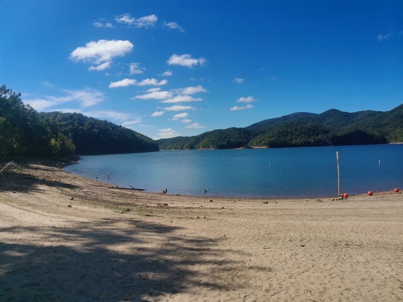 The Jaw-Dropping Crystal Clear Water That Makes Lake Moomaw Legendary