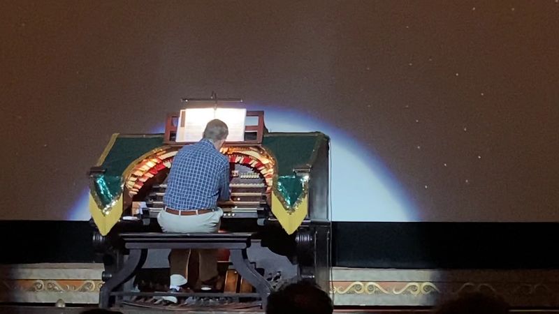 The Mighty Wurlitzer Rises From The Pit