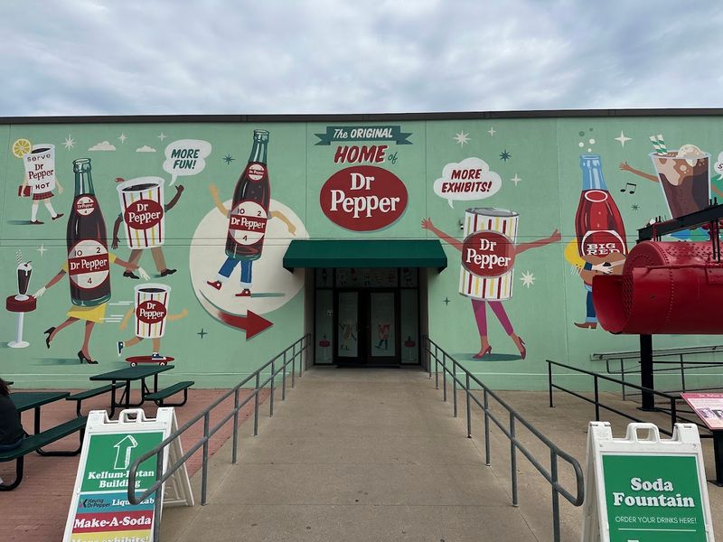 The Old-Fashioned Soda Fountain That Steals the Show The Old-Fashioned Soda Fountain That Steals the Show