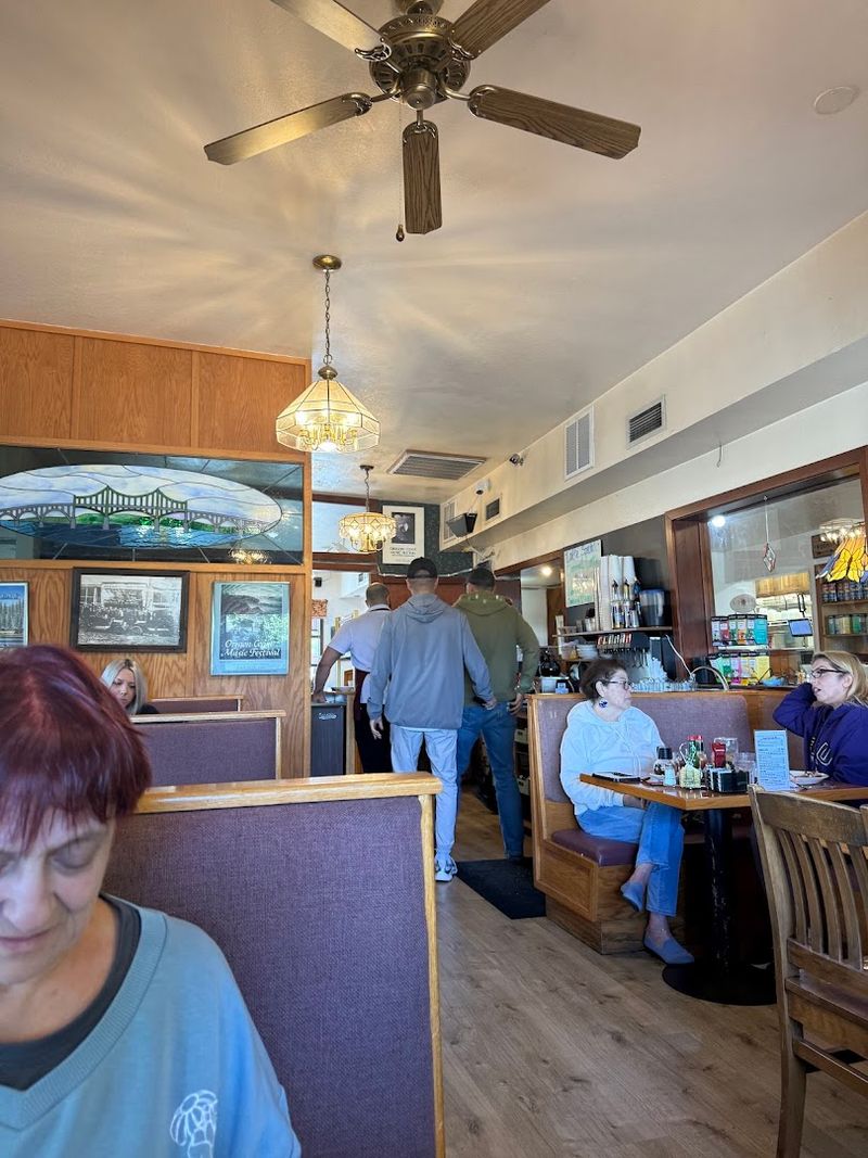 Warm Service That Matches the Food Warm Service That Matches the Food