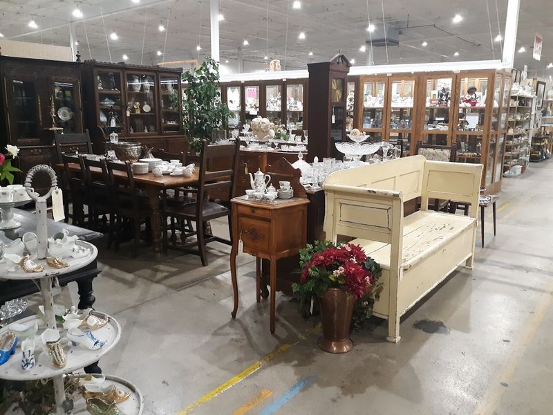 Why Relics Antique Mall Deserves a Spot on Your Missouri Bucket List Why Relics Antique Mall Deserves a Spot on Your Missouri Bucket List