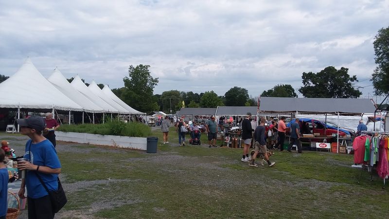 30 Acres of Pure Outdoor Shopping Bliss 30 Acres of Pure Outdoor Shopping Bliss