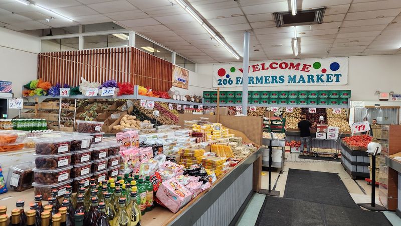 A Clean, Welcoming Market Atmosphere A Clean, Welcoming Market Atmosphere