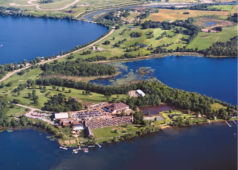 A Lake Darling Setting That Stops You in Your Tracks