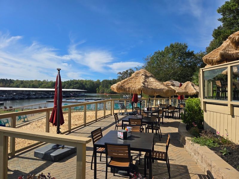 A Lakefront Setting That Does All the Talking A Lakefront Setting That Does All the Talking