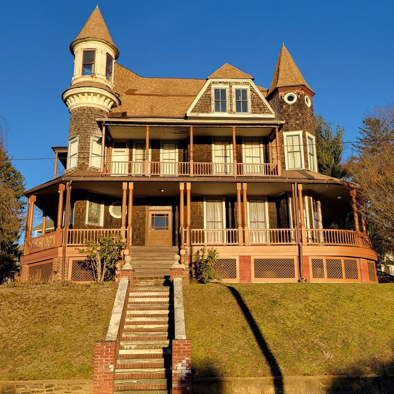 A Mansion Where Horror History Still Lingers A Mansion Where Horror History Still Lingers