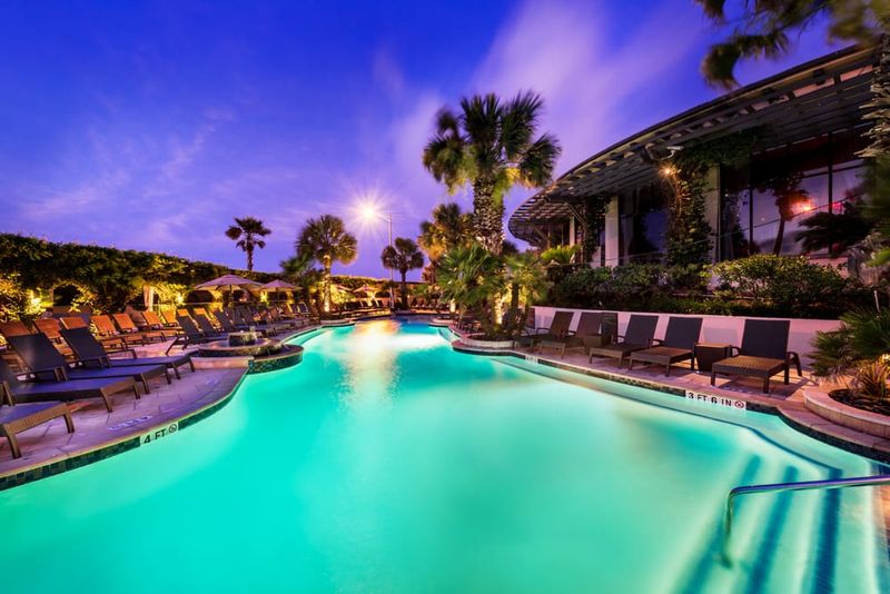 A Pool Scene That Invites You to Slow Down A Pool Scene That Invites You to Slow Down