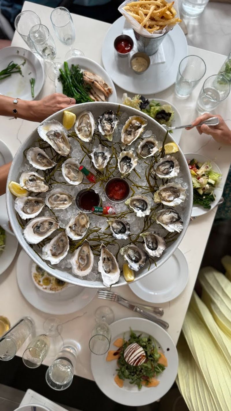 A Raw Bar That Commands Serious Attention