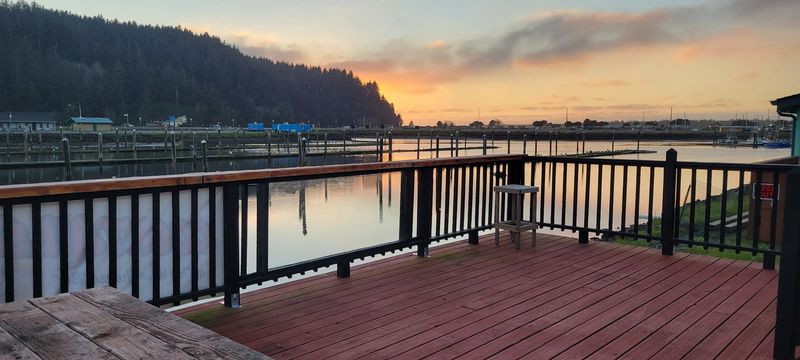 A Waterfront Setting That Makes Every Meal Better A Waterfront Setting That Makes Every Meal Better