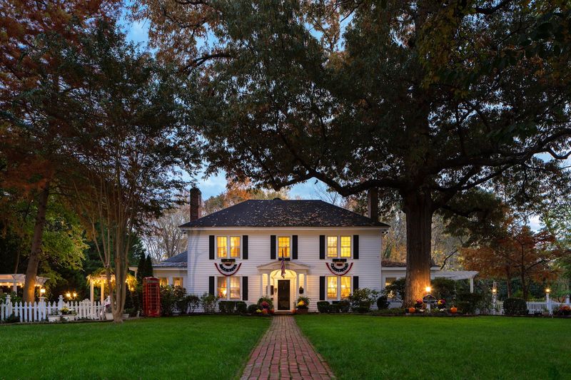 A Williamsburg White House Inn (Williamsburg) A Williamsburg White House Inn (Williamsburg)