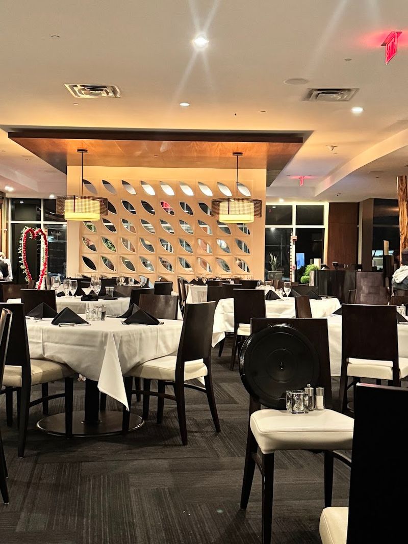 An Atmosphere That Works for Date Night and Business Dinners Alike