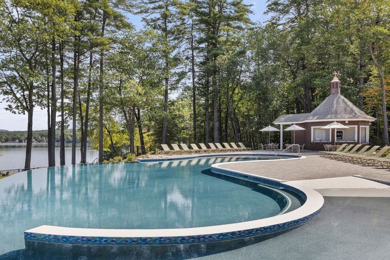 An Outdoor Infinity Pool That Blurs the Line Between Pool and Lake