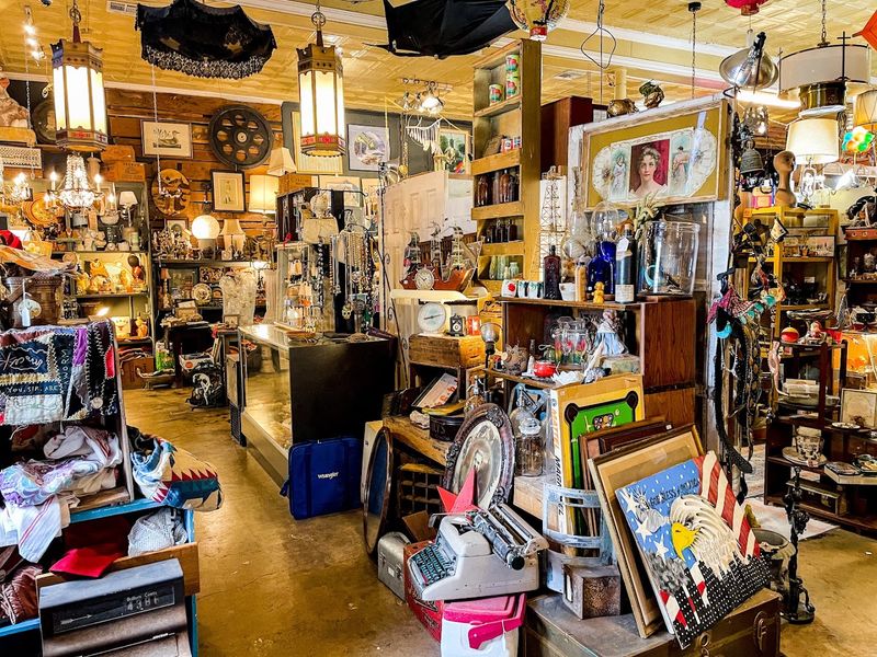 Antiques and Home Decor That Break All the Rules Antiques and Home Decor That Break All the Rules