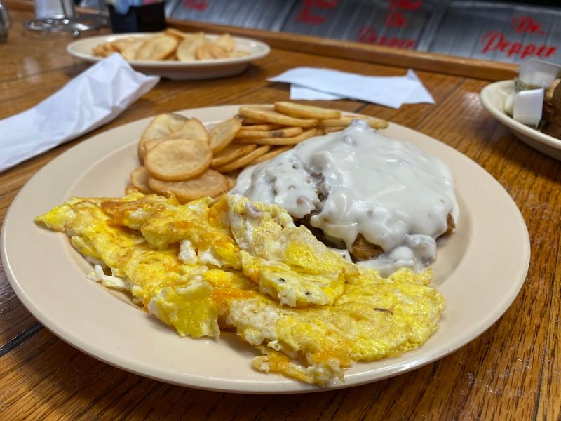 Biscuits, Gravy, and the Kind of Breakfast That Stays With You Biscuits, Gravy, and the Kind of Breakfast That Stays With You
