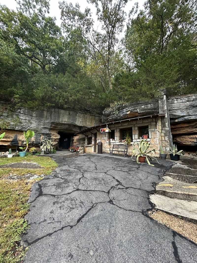 Bluff Dwellers Cave