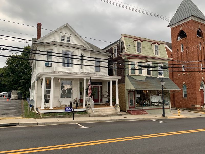 Charming Boutiques and Artisanal Finds Charming Boutiques and Artisanal Finds