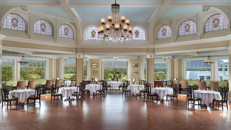 Dining Atmospheres That Match the Drama of the Setting